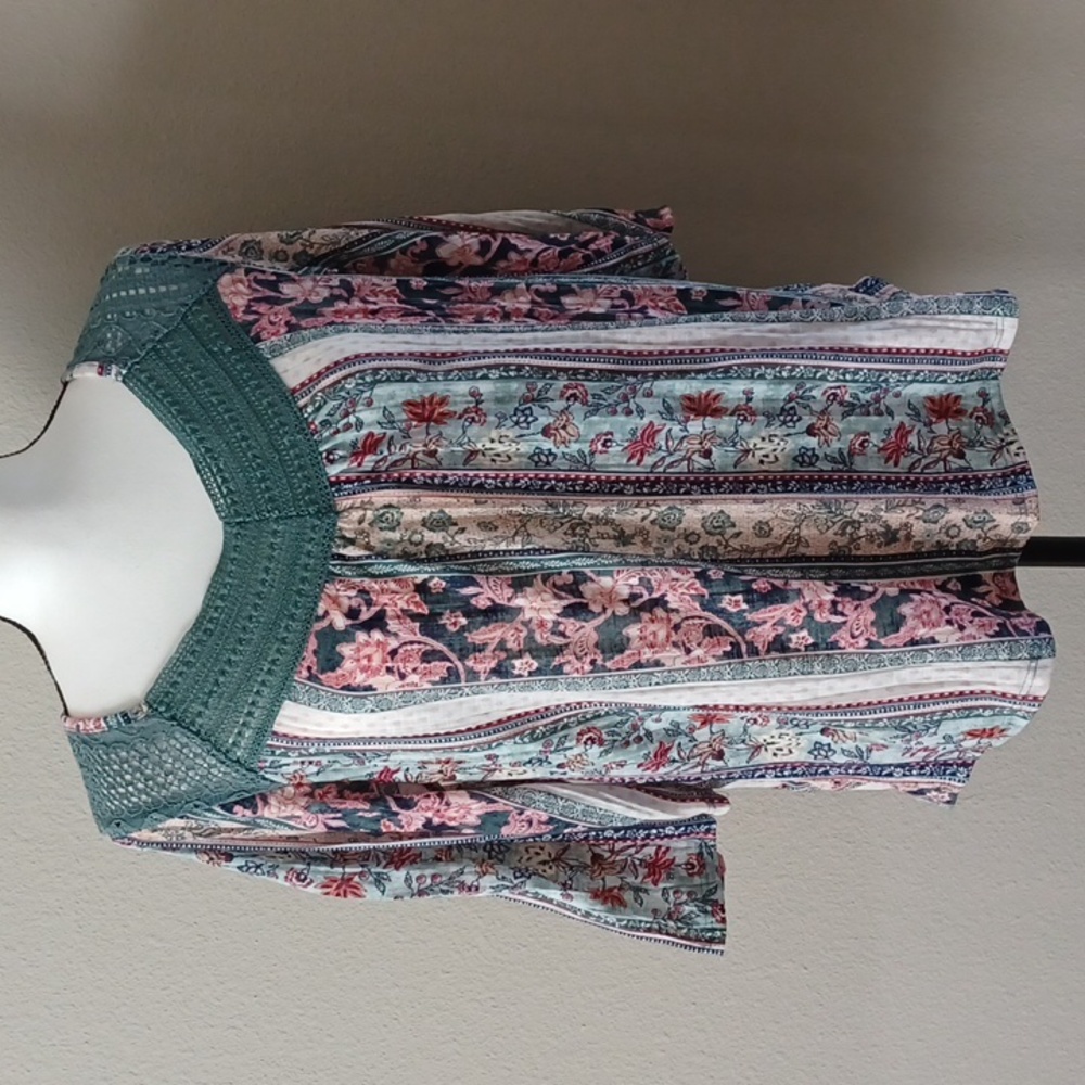 Boho ABSOLUTELY FAMOUS Floral & Lace Top